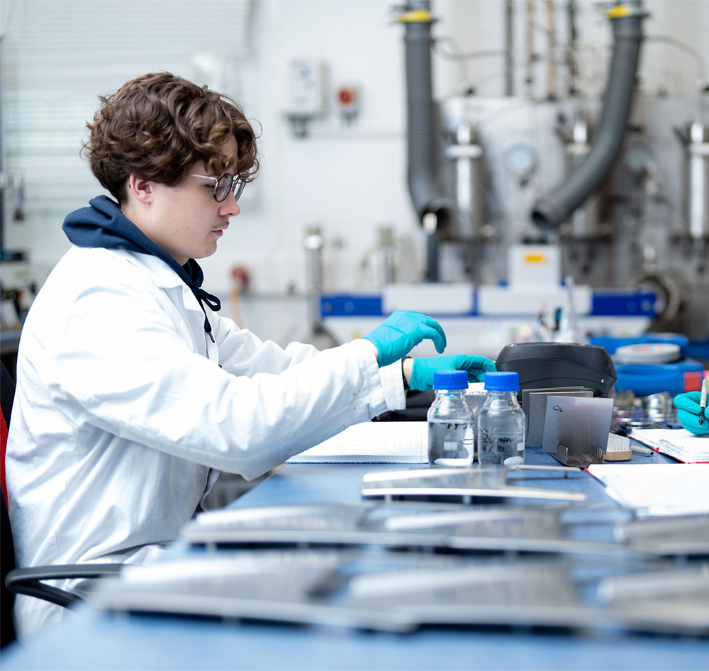 Laboranalyse von beschichteten Bauteilen zur Entwicklung schmutzabweisender Anti-Fingerprint-Oberflächen.
