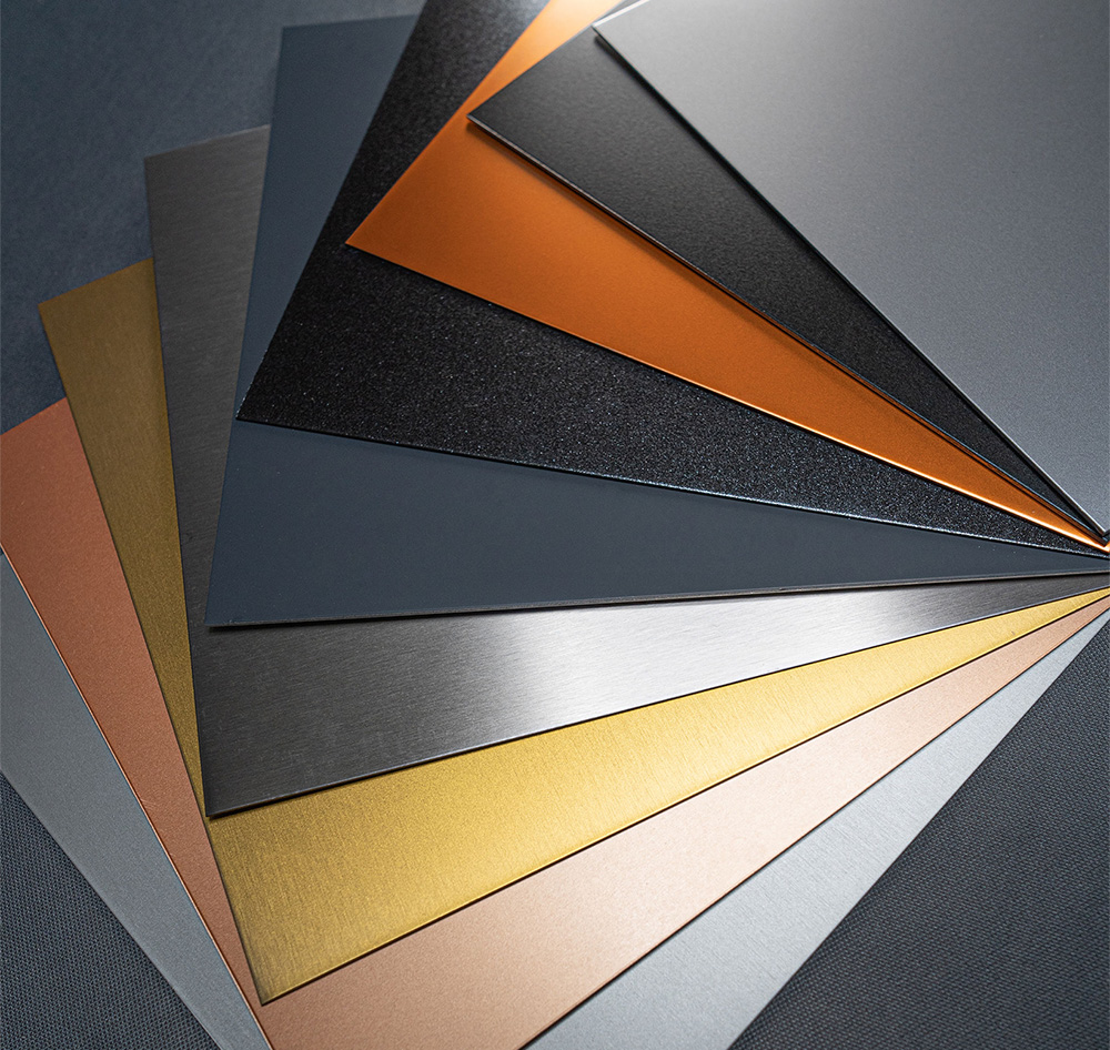 Farbmusterplatten in Fächerform – Auswahl an Oberflächenfarben mit Metalloptik