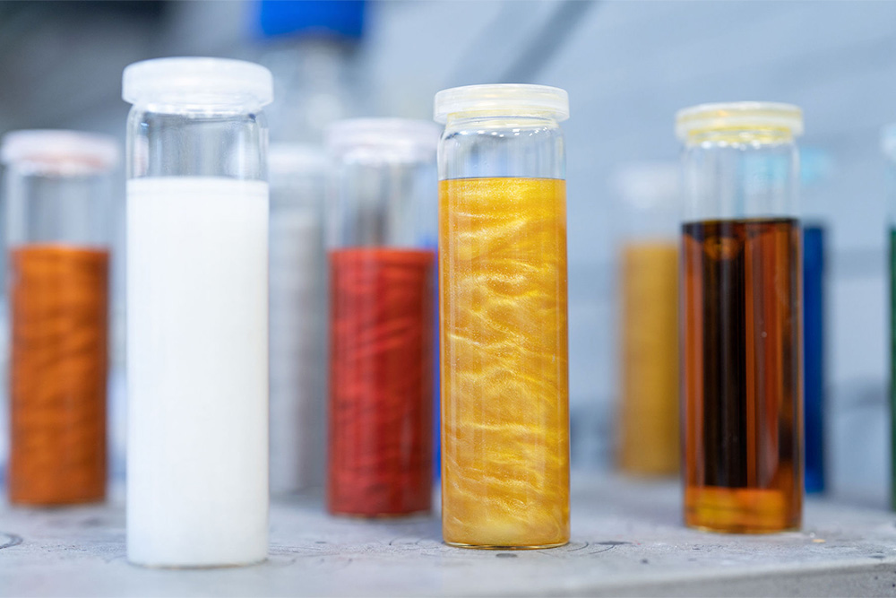 Pigmentproben in Glasfläschchen – Grundlage für individuelle Farbanpassungen
