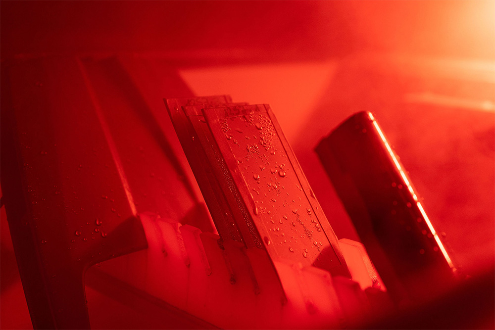 Metallproben während eines Korrosionstests im Salzsprühverfahren mit sichtbarer Feuchtigkeit auf der Oberfläche
